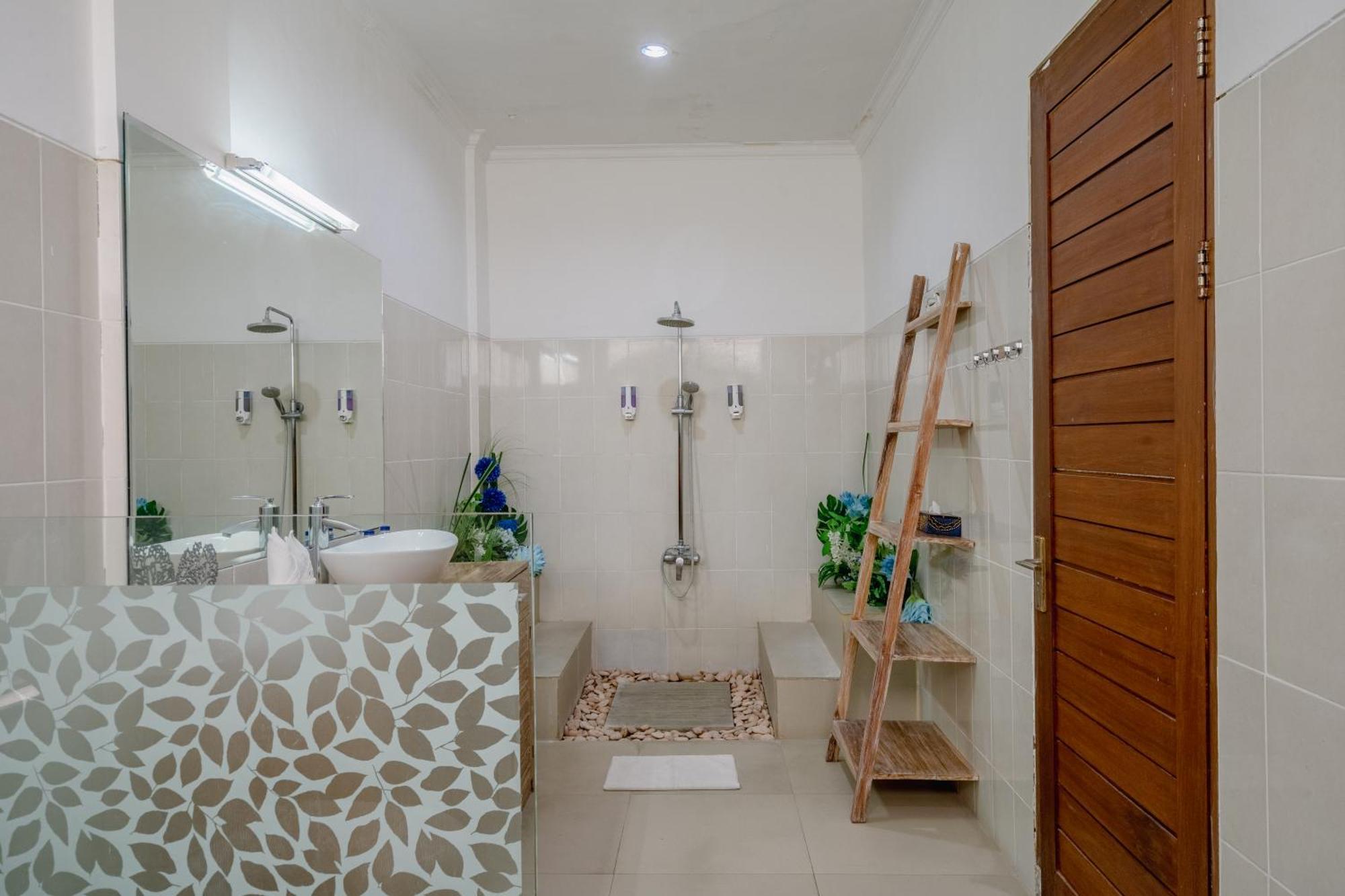 5 Bedroom In Centre Location Of *